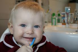 bebê escovando o dente - odontologia preventiva